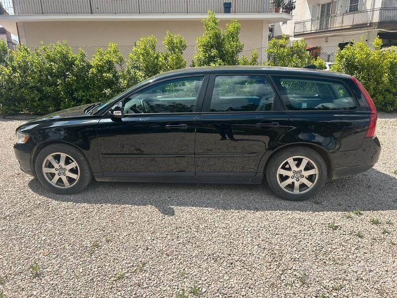 Nero Usata 2009 Volvo V50 Station wagon | 3000 € (Buon prezzo) - Immagine 1/4