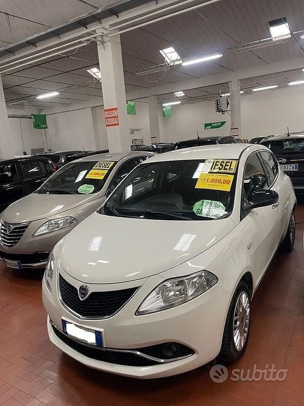 Usata Lancia Ypsilon Gold 95 CV (69 kW) 2017 Bianco Utilitaria