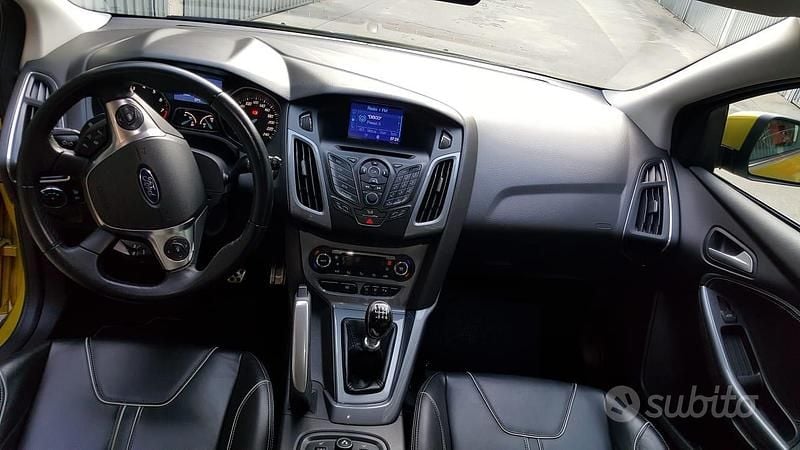 Usata Ford Focus Individual 150 CV (110 kW) 2011 Giallo Berlina