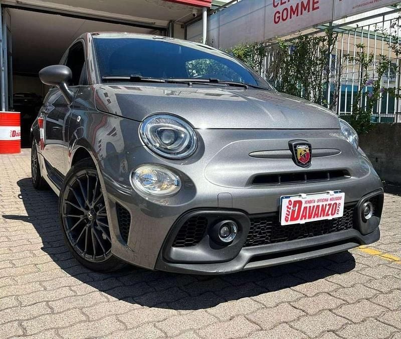 Grigio colosseo Usata 2024 Abarth 595 Due volumi | 20.900 € (Buon prezzo) - Immagine 1/4