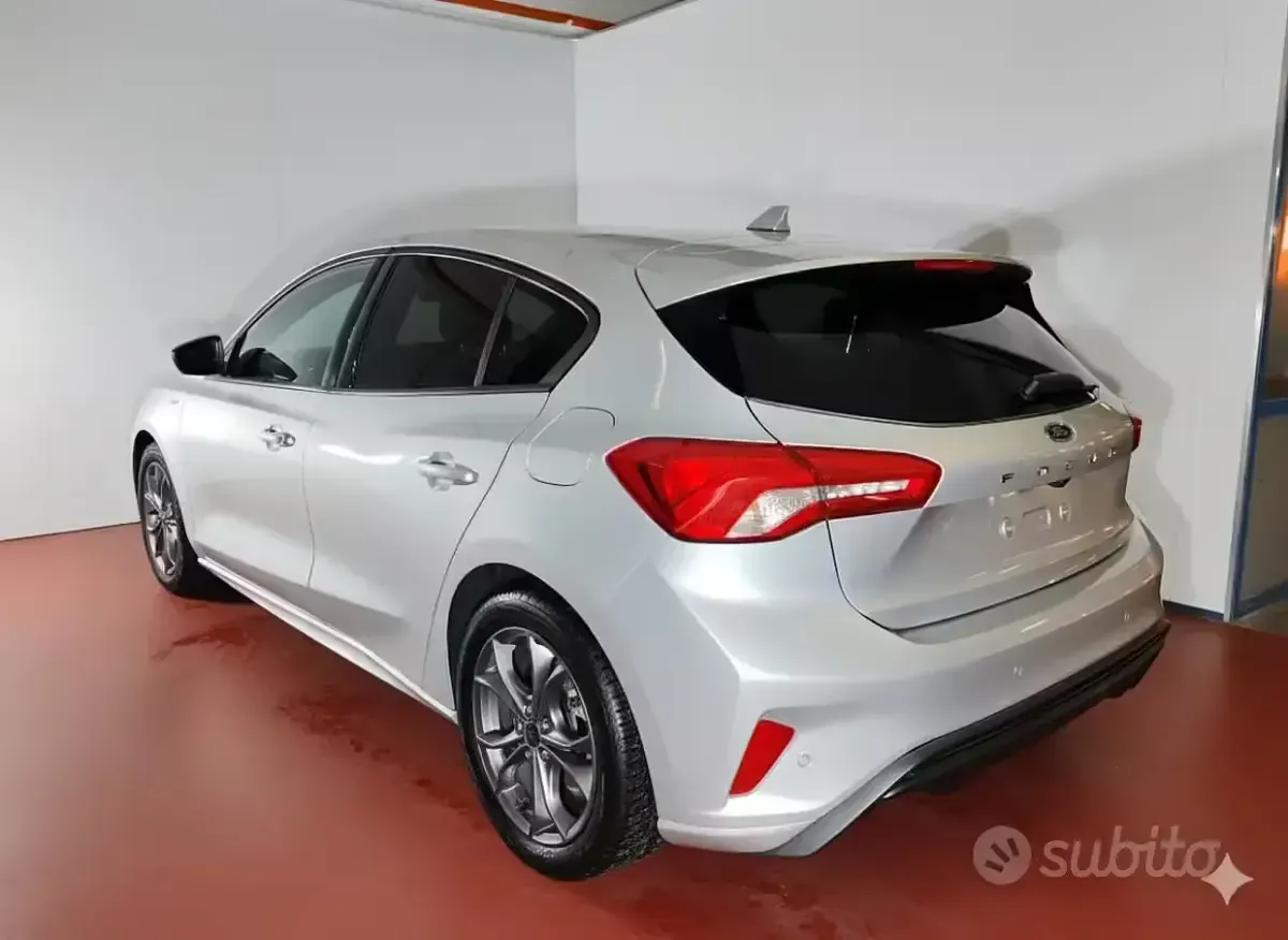 Begagnad Ford Focus ST-Line 125 HK (91 kW) 2022 Silver Sedan