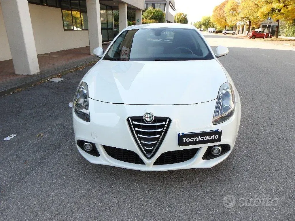 Usata Alfa Romeo Giulietta Distinctive 120 CV (88 kW) 2015 Bianco Utilitaria