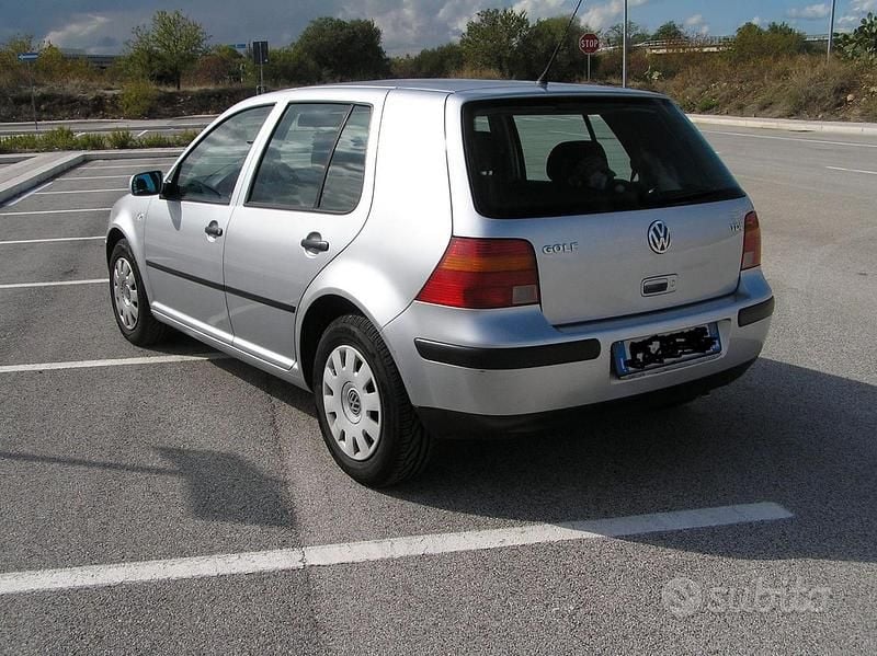 Usata VW Golf IV 102 CV (75 kW) 2002 Berlina