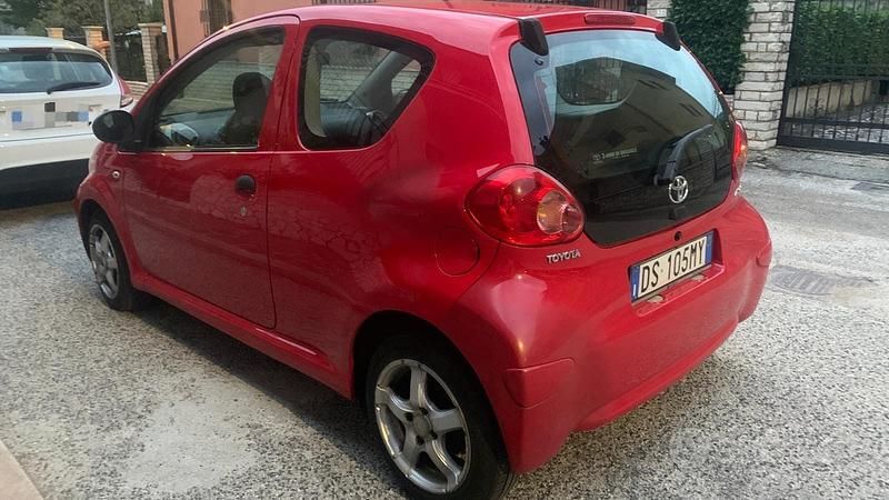 Usata Toyota Aygo 68 CV (50 kW) 2008 Rosso Utilitaria
