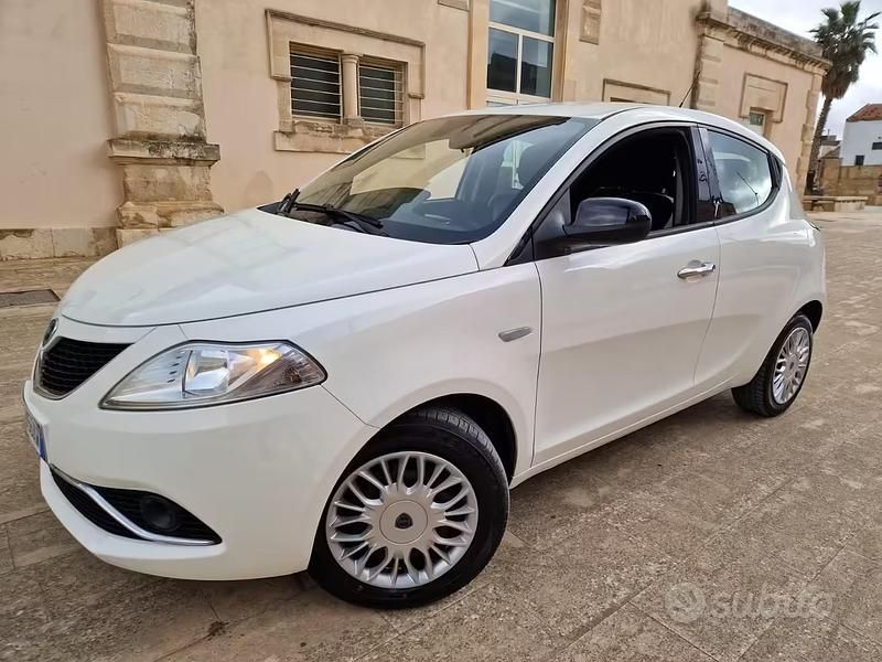 Usata Lancia Ypsilon Platinum 95 CV (69 kW) 2016 Bianco Utilitaria