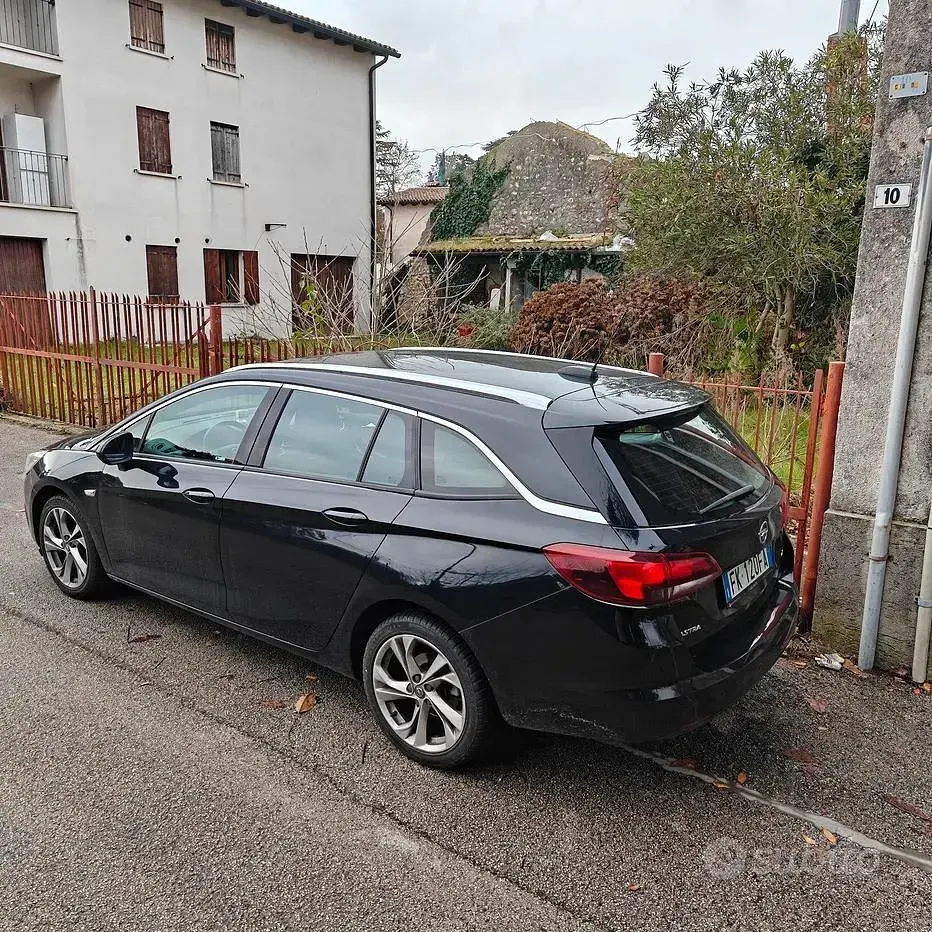 Usata Opel Astra 110 CV (80 kW) 2017 Nero Station wagon