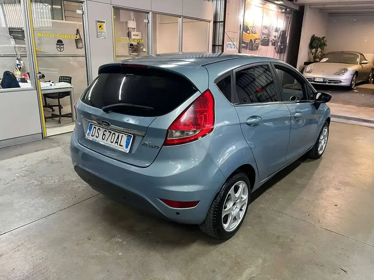 Usata Ford Fiesta Titanium 68 CV (50 kW) 2009 Grigio Berlina