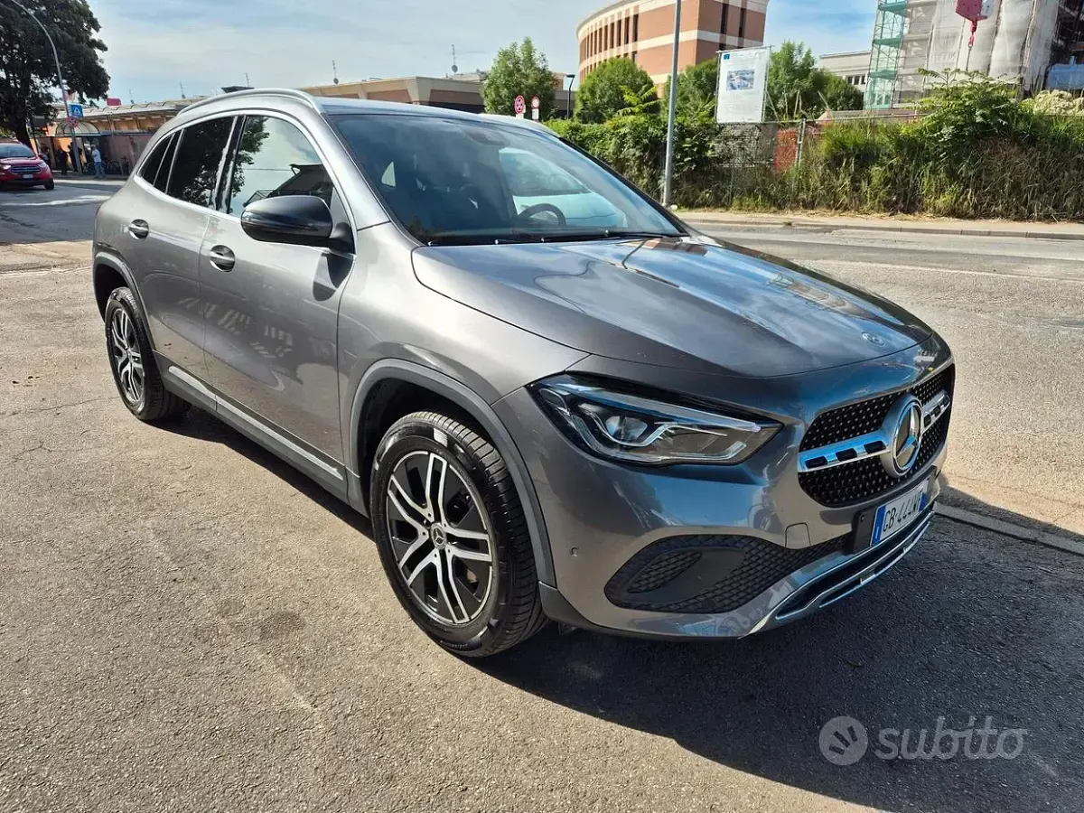 Usata Mercedes GLA180 Business 116 CV (85 kW) 2020 Grigio SUV