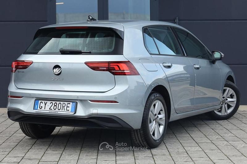 Usata VW Golf VIII Life 116 CV (85 kW) 2025 Grigio Berlina