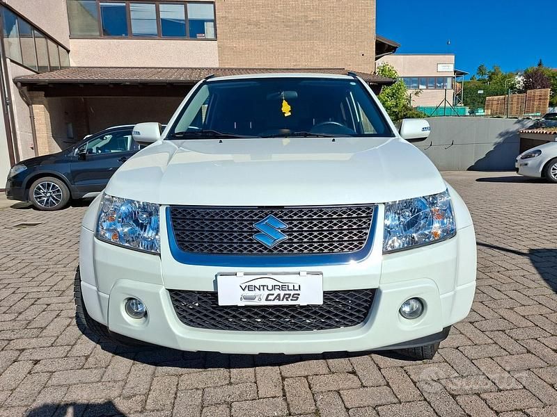 Second-hand Suzuki Grand Vitara 129 CP (94 kW) 2011 Alb SUV
