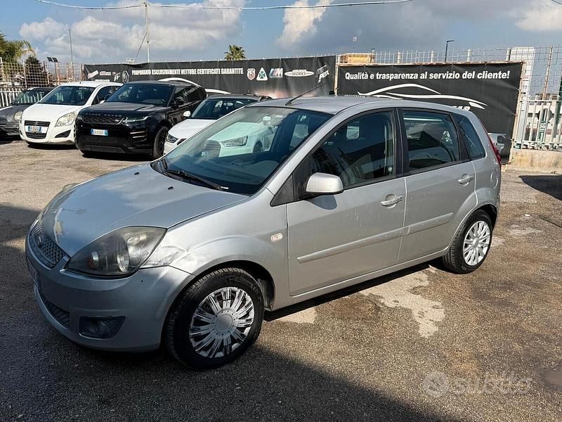Usata Ford Fiesta Ghia 70 CV (51 kW) 2007 Grigio Utilitaria