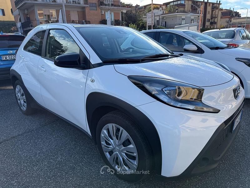 Bianco Usata 2023 Toyota Aygo Active Due volumi | 14.970 € (Cara) - Immagine 1/2