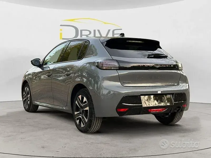 Usata Peugeot 208 Allure 101 CV (74 kW) 2024 Grigio Utilitaria