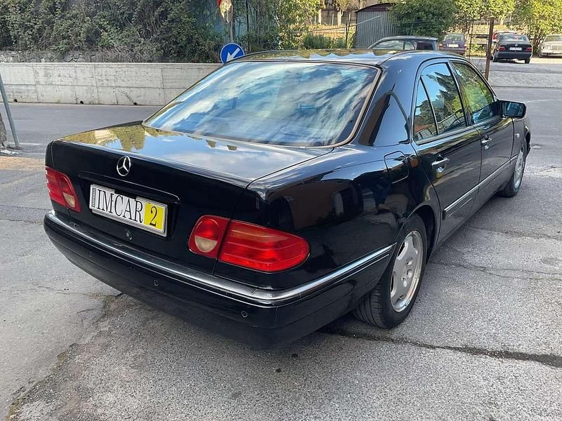Usata Mercedes E200 185 CV (136 kW) 1998 Nero ossidiana Berlina