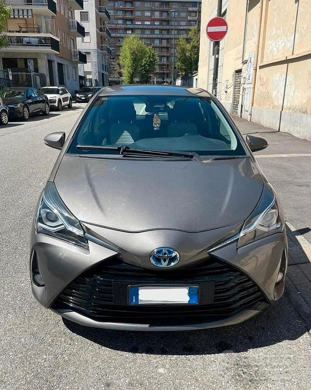 Usata Toyota Yaris Hybrid 73 CV (53 kW) 2017 Grigio Utilitaria