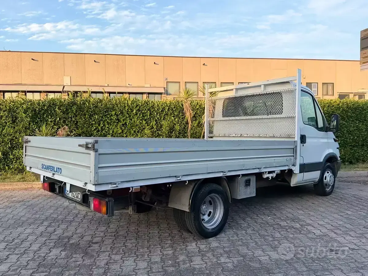 Usata Iveco Daily 125 CV (91 kW) 2004 Bianco
