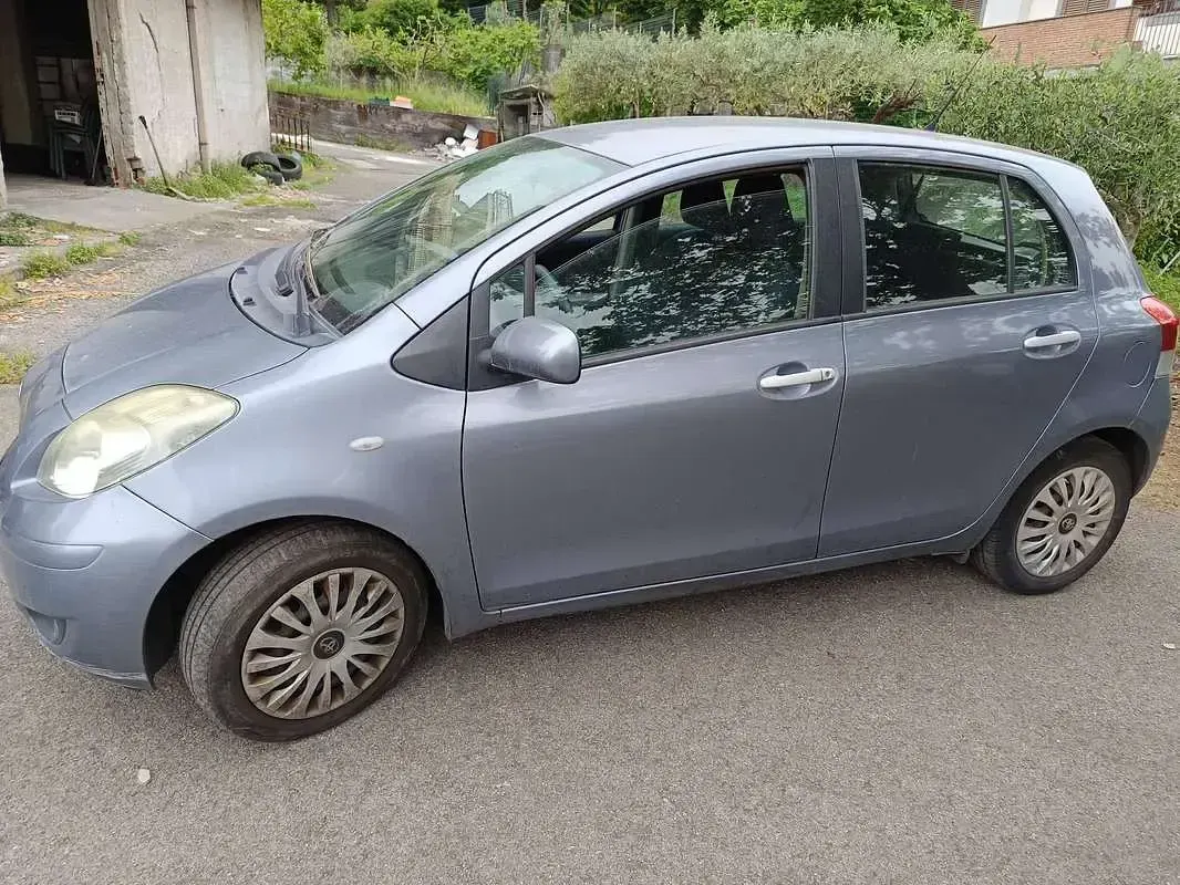 Usata Toyota Yaris Sol 69 CV (50 kW) 2010 Argento Utilitaria