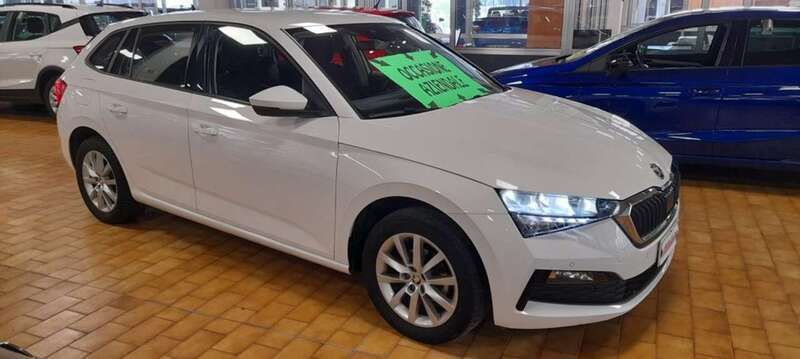 Bianco magnolia / pastello Usata 2020 Skoda Scala Ambition Due volumi | 12.900 € (Buon prezzo) - Immagine 1/4