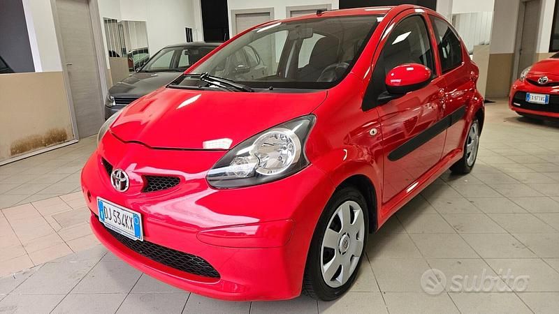 Usata Toyota Aygo Sol 67 CV (49 kW) 2007 Rosso Utilitaria
