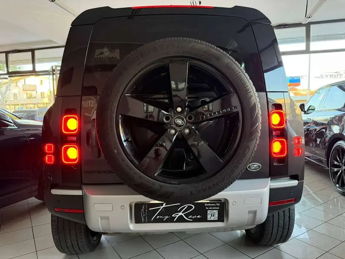 Usata Land Rover Defender SE Dynamic 249 CV (183 kW) 2022 Grigio SUV