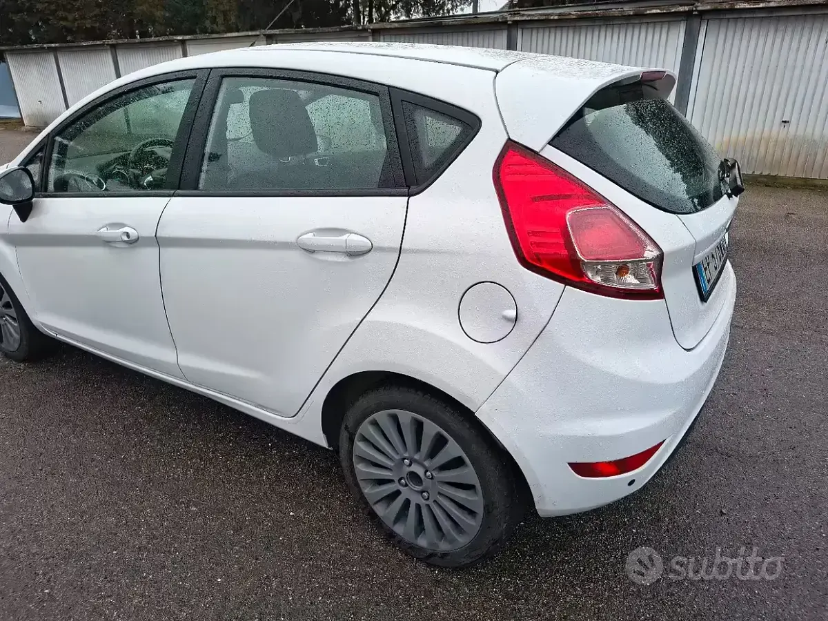 Usata Ford Fiesta 75 CV (55 kW) 2013 Bianco Utilitaria