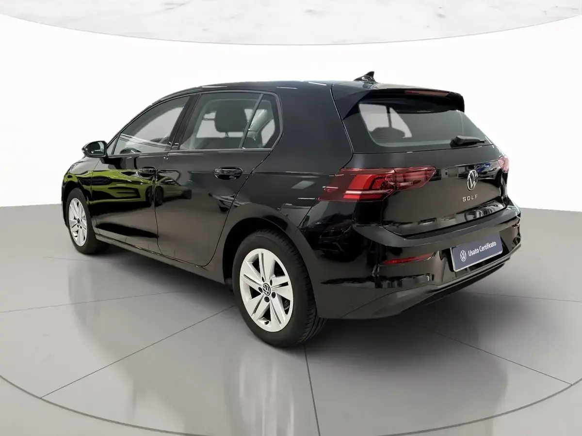 Usata VW Golf VIII Life 115 CV (84 kW) 2025 Grenadill black metallizzato Berlina