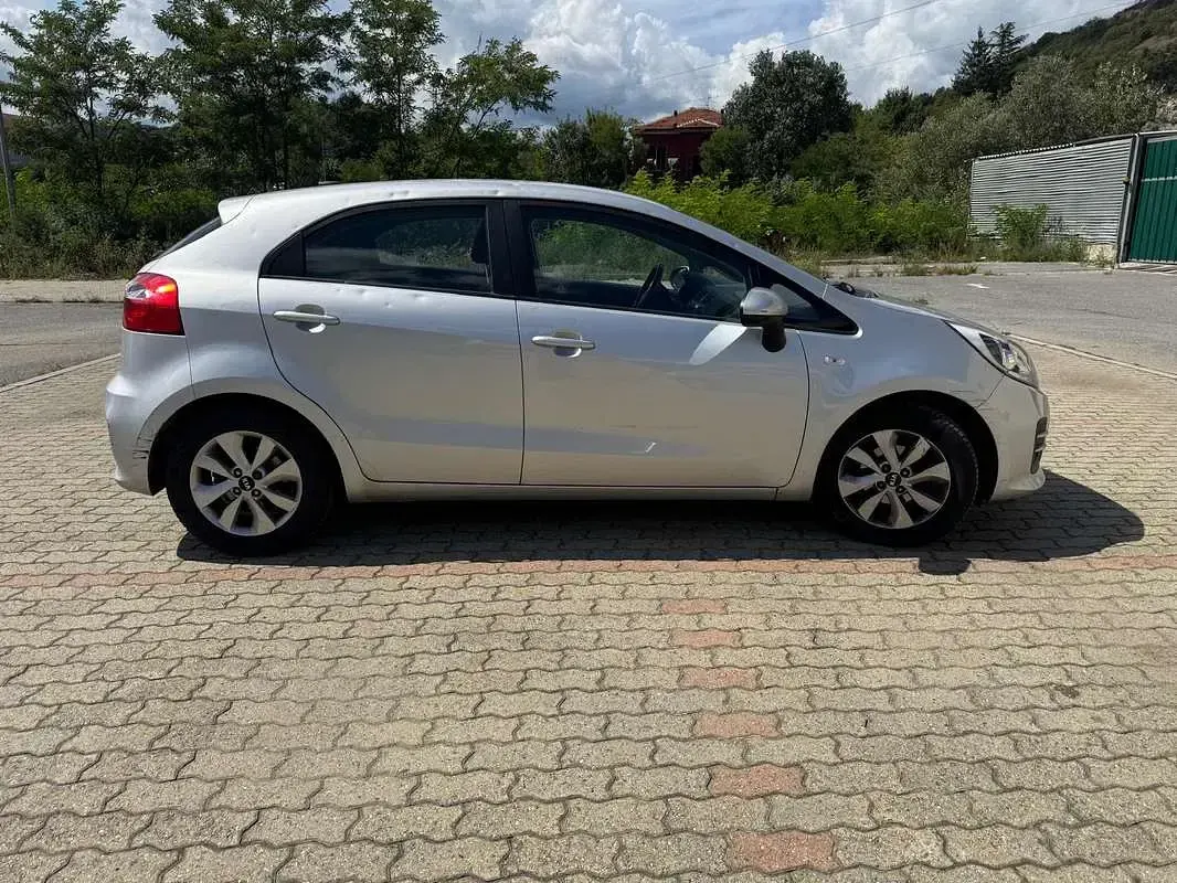 Usata Kia Rio 75 CV (55 kW) 2016 Argento Utilitaria