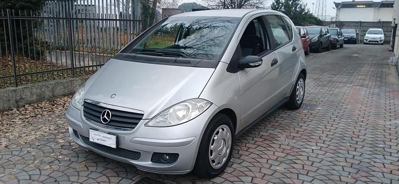 Argento Usata 2005 Mercedes A180 Tre volumi | 1999 € (Ottimo prezzo) - Immagine 1/4