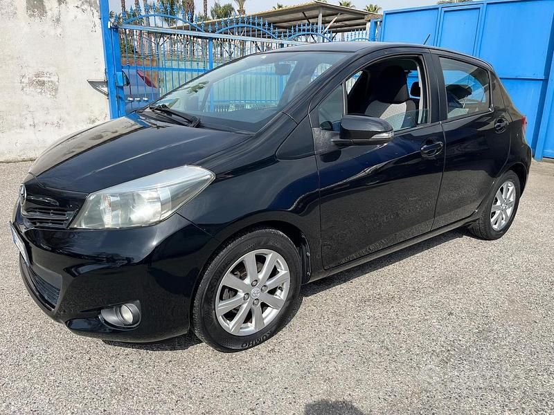 Usata Toyota Yaris 69 CV (50 kW) 2012 Nero Utilitaria