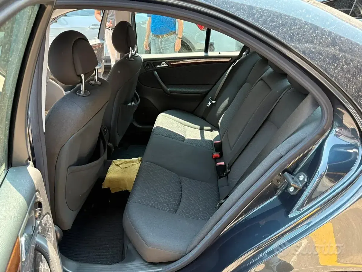 Usata Mercedes C220 122 CV (89 kW) 2004 Bluazzurro Berlina