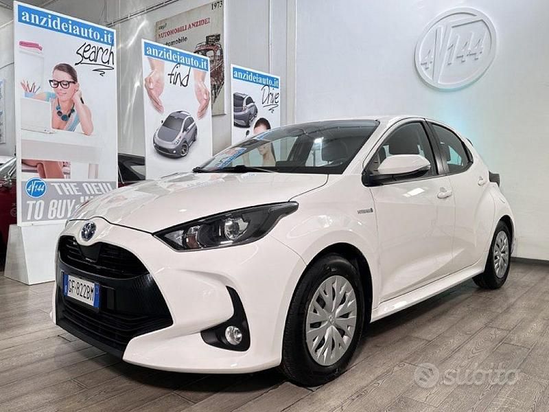 Usata Toyota Yaris Hybrid Business Edition 92 CV (67 kW) 2021 Bianco pastello Berlina