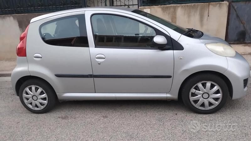 Usata Peugeot 107 68 CV (50 kW) 2012 Grigio Utilitaria