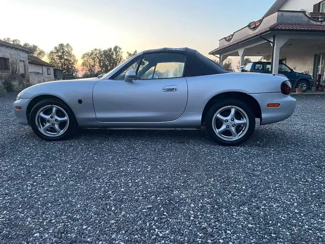 Usata Mazda MX5 110 CV (80 kW) 2002 Grigio Cabrio