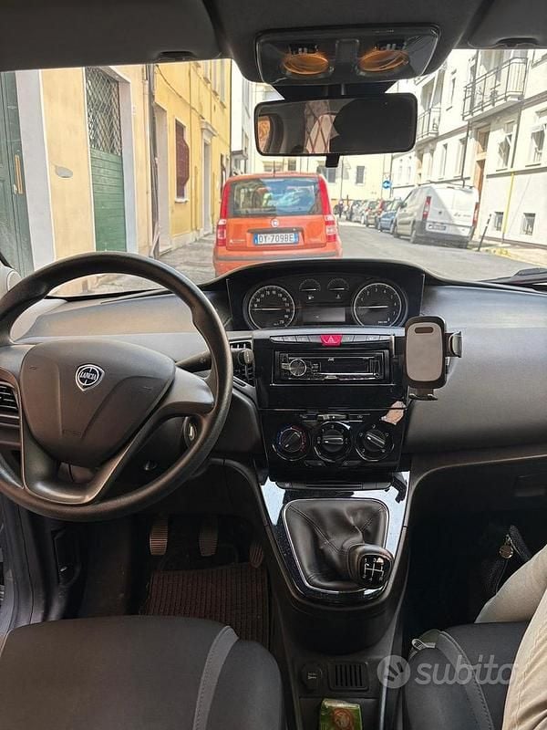 Usata Lancia Ypsilon 69 CV (50 kW) 2016 Grigio Utilitaria