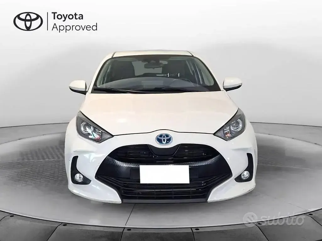 Second-hand Toyota Yaris Active 72 CP (52 kW) 2022 Alb Hatchback