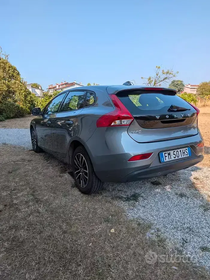 Usata Volvo V40 Momentum 120 CV (88 kW) 2017 Grigio Berlina