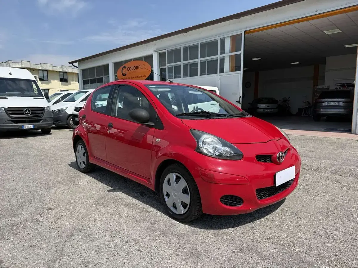 Usata Toyota Aygo Sol 68 CV (50 kW) 2009 Rosso Utilitaria