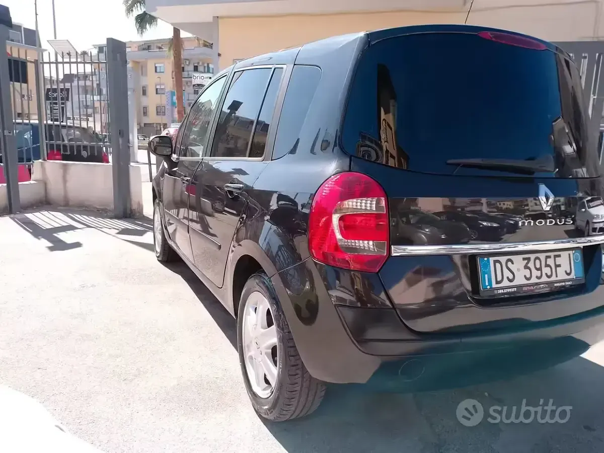 Käytetty Renault Modus 85 HP (62 kW) 2008 Musta Tila-auto