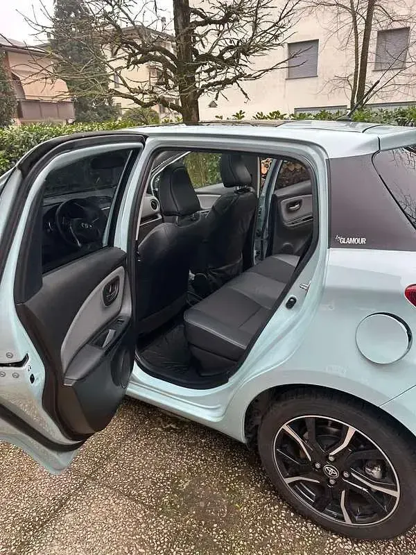 Usata Toyota Yaris Hybrid Style 75 CV (55 kW) 2015 Blu/azzurro Berlina