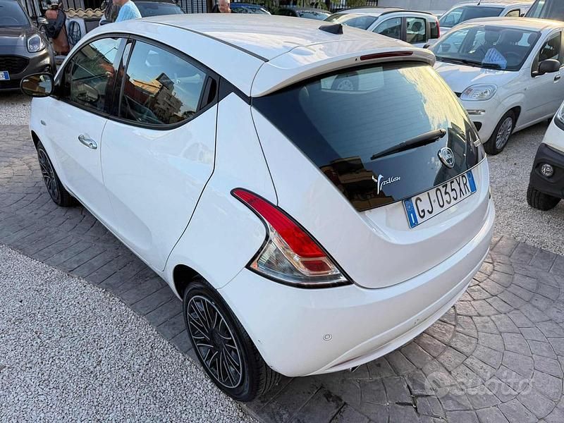 Usata Lancia Ypsilon Gold 69 CV (50 kW) 2022 Bianco Utilitaria