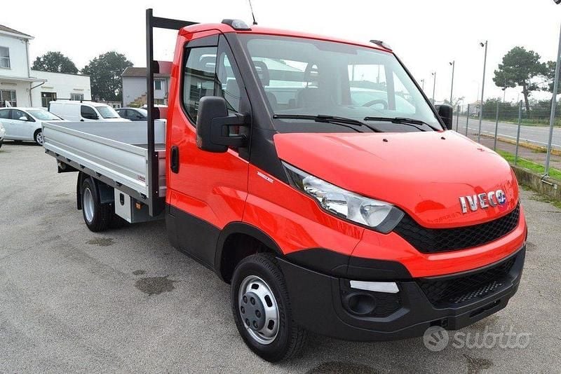 Usata Iveco Daily 130 CV (95 kW) 2016 Rosso Cabrio
