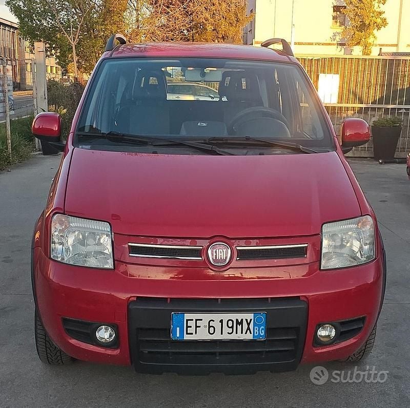 Usata Fiat Panda 4x4 74 CV (54 kW) 2011 Rosso Utilitaria