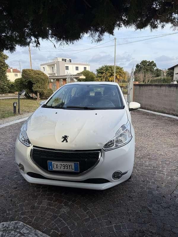 Usata Peugeot 208 Active 68 CV (50 kW) 2015 Utilitaria
