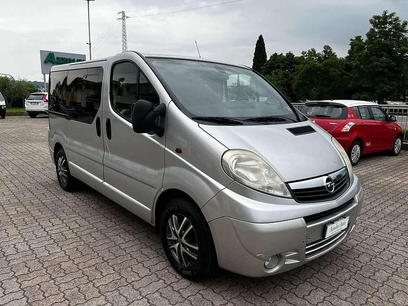 Argento Usata 2009 Opel Vivaro Monovolume | 8900 € (Ottimo prezzo) - Immagine 1/4