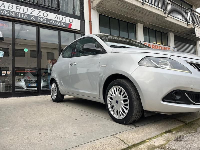 Usata Lancia Ypsilon Silver 69 CV (50 kW) 2021 Grigio Utilitaria