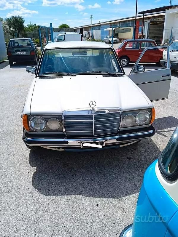 Usata Mercedes 200 60 CV (44 kW) 1980 Grigio Berlina