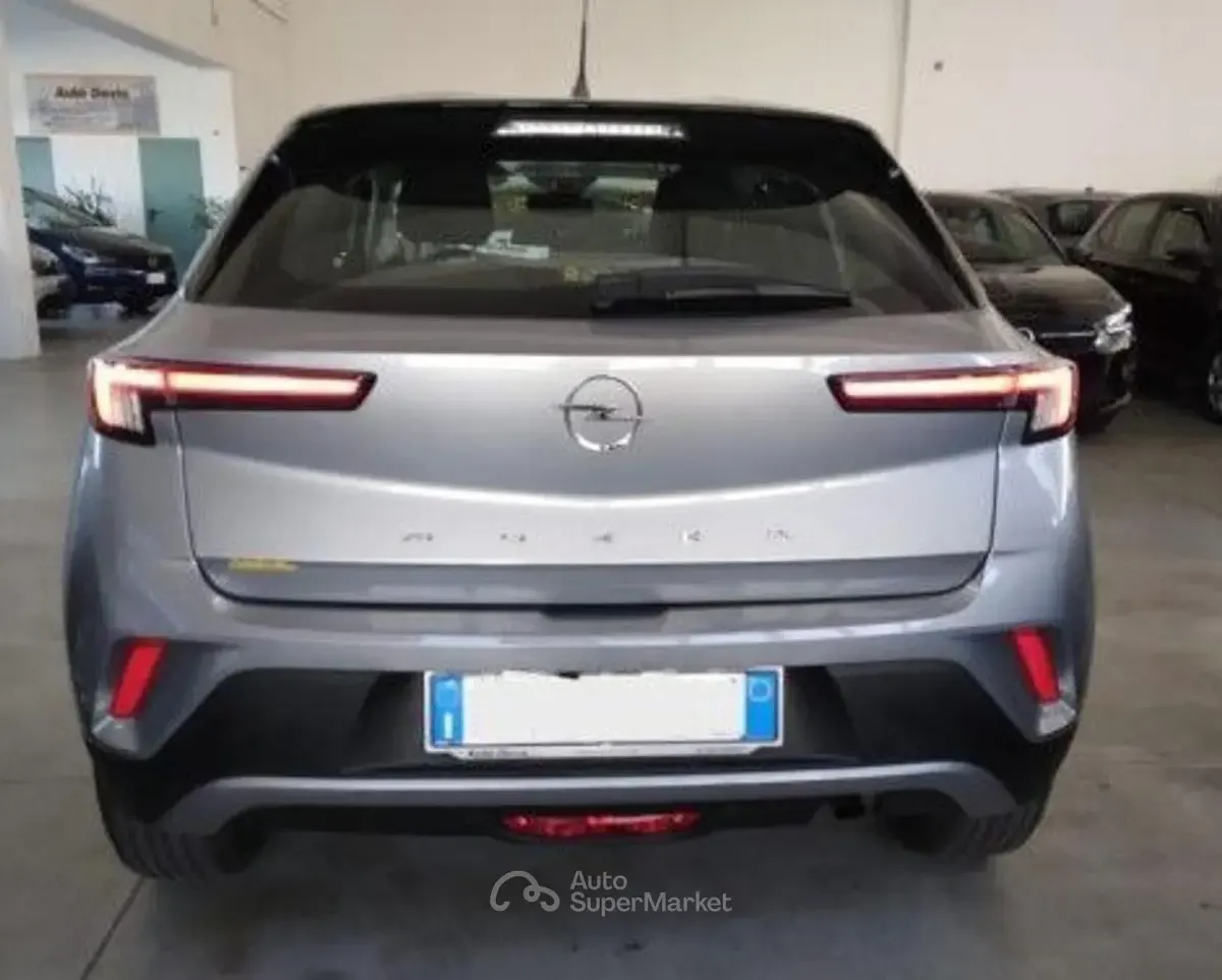 Usata Opel Mokka Elegance 101 CV (74 kW) 2022 Argento SUV