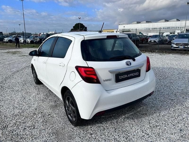 Usata Toyota Yaris Hybrid Active 75 CV (55 kW) 2016 Nero Berlina