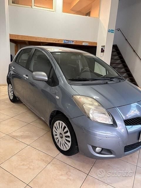 Usata Toyota Yaris Sol 89 CV (65 kW) 2010 Grigio Berlina