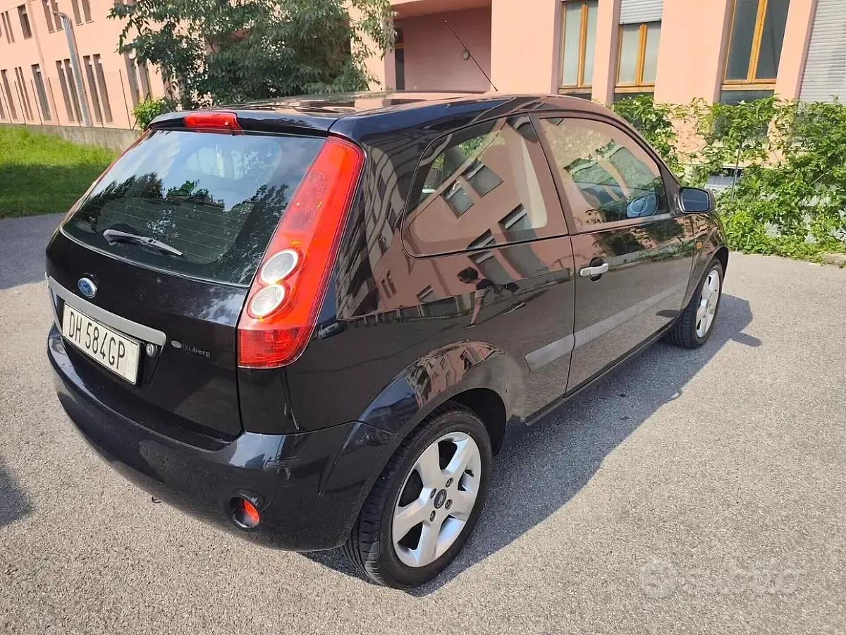 Usata Ford Fiesta 75 CV (55 kW) 2007 Nero Utilitaria